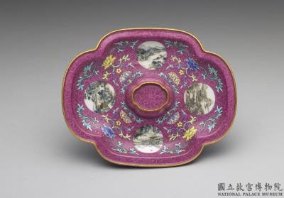 图片[2]-Tray with landscape on red ground in falangcai polychrome enamels, Qing dynasty, Qianlong reign (1736-1795)-China Archive